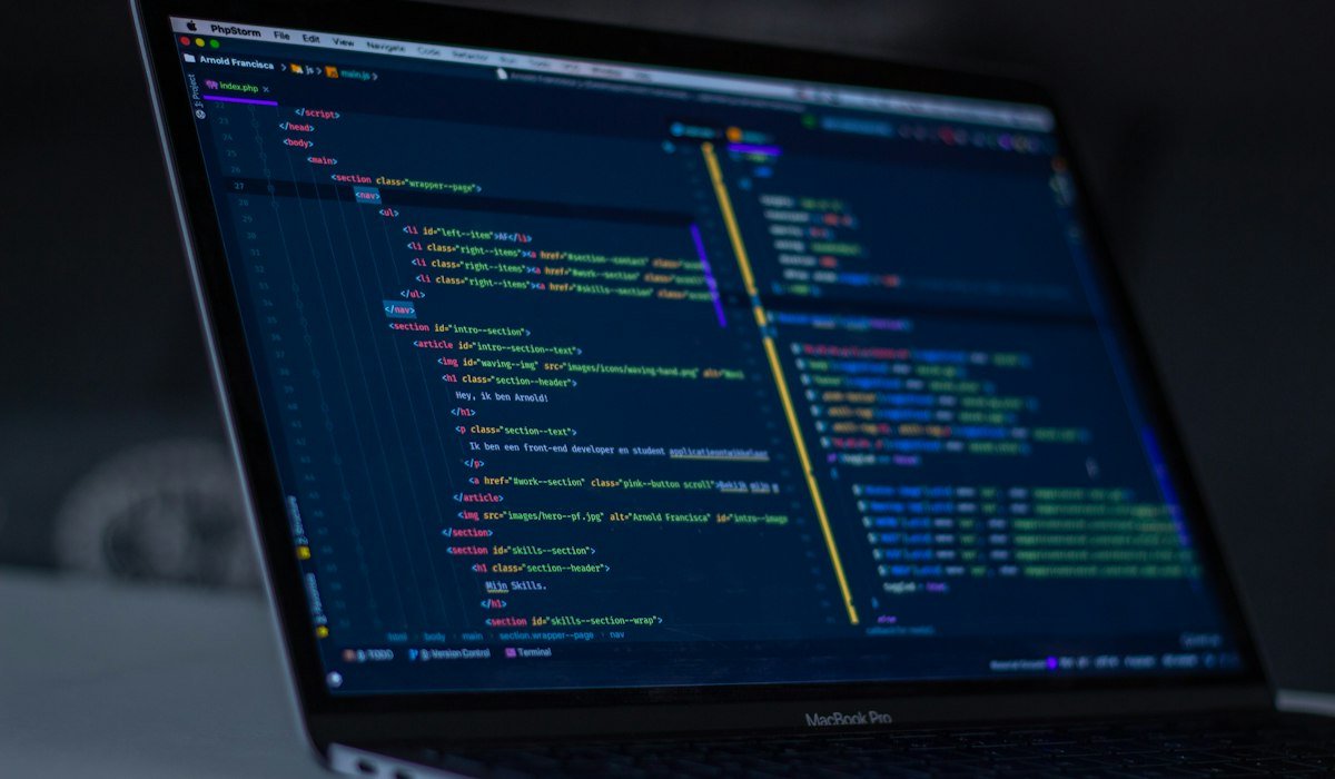 Code editor showing an array algorithm implementation
